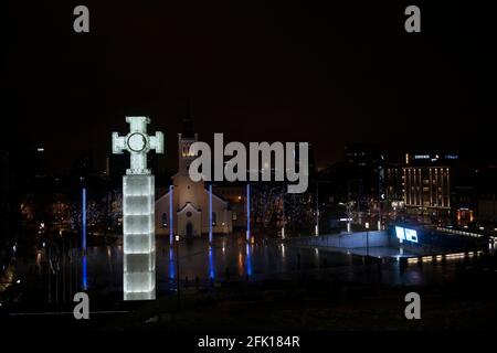 Piazza della libertà (Vabaduse väljak), Chiesa di San Giovanni (Jaani kirik) il Monumento della Guerra d'Indipendenza (Vabadussõja võidusammas) di notte. Tallinn, Estonia Foto Stock