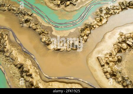 Arte della resina con colori dorati e vetro. Sfondo epossidico Foto Stock