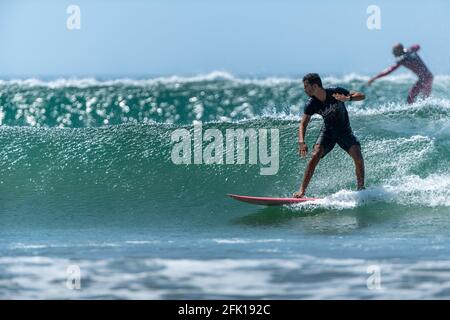 Venao Beach, Panama, America Centrale - 02-23-2021 - giovane surfista che rompe l'onda, fotografato in formato orizzontale con spazio di copia disponibile. Foto Stock