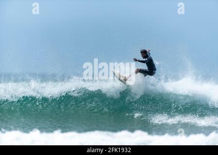 Venao Beach, Panama, America Centrale - 02-23-2021 - giovane surfista che rompe l'onda, fotografato in formato orizzontale con spazio di copia disponibile. Foto Stock