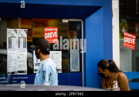 Osasco, Brasile. 27 Apr 2021. I dipendenti federali di Caixa Econômica vanno in sciopero per 24 ore in tutto il paese questo martedì (27). Tra i principali requisiti dei dipendenti della banca vi è l'inclusione tra i gruppi prioritari del piano nazionale di immunizzazione, la cancellazione della vendita di azioni. Nella foto, Caixa agenzia nella città di Osasco, nel Grande São Paulo. Credit: Aloisio Mauricio/FotoArena/Alamy Live News Foto Stock