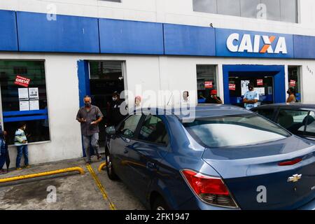 Osasco, Brasile. 27 Apr 2021. I dipendenti federali di Caixa Econômica vanno in sciopero per 24 ore in tutto il paese questo martedì (27). Tra i principali requisiti dei dipendenti della banca vi è l'inclusione tra i gruppi prioritari del piano nazionale di immunizzazione, la cancellazione della vendita di azioni. Nella foto, Caixa agenzia nella città di Osasco, nel Grande São Paulo. Credit: Aloisio Mauricio/FotoArena/Alamy Live News Foto Stock