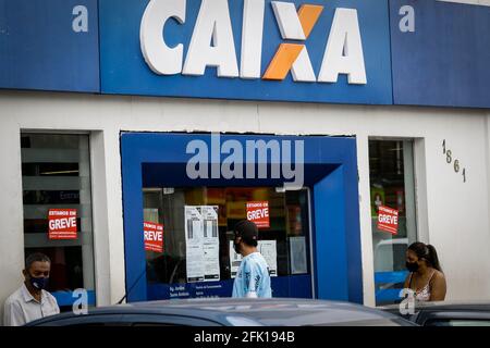 Osasco, Brasile. 27 Apr 2021. I dipendenti federali di Caixa Econômica vanno in sciopero per 24 ore in tutto il paese questo martedì (27). Tra i principali requisiti dei dipendenti della banca vi è l'inclusione tra i gruppi prioritari del piano nazionale di immunizzazione, la cancellazione della vendita di azioni. Nella foto, Caixa agenzia nella città di Osasco, nel Grande São Paulo. Credit: Aloisio Mauricio/FotoArena/Alamy Live News Foto Stock