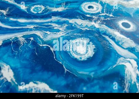 Resina epossidica di base. Arte della resina con colori blu e bianco. Composizione astratta per il tuo progetto. Foto Stock