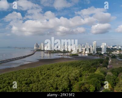 Vista aerea che mostra una strada e la foresta di Mangoves a Panama City, Panama, America Centrale Foto Stock