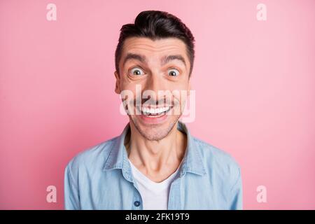 Primo piano ritratto di bel ragazzo allegro incredibile reazione di notizie isolato sfondo di colore pastello rosa Foto Stock