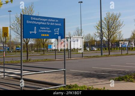 COBLENZA, GERMANIA - 22 aprile 2021: Coblenza, Germania - 22 aprile 2021: Parcheggio vuoto del negozio IKEA a causa del blocco corona Foto Stock