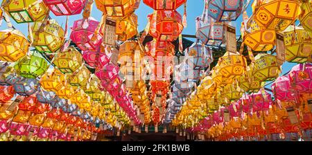 Lanterne in onore del compleanno di Buddha al Tempio di Naksansa Foto Stock