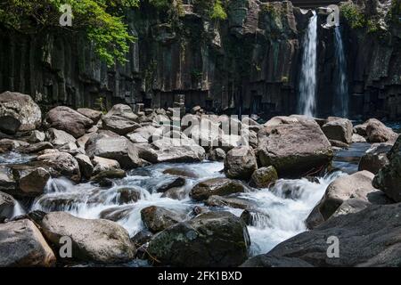 Cascata alle cascate di Cheonjeyeon sull'isola di Jeju / Corea Foto Stock