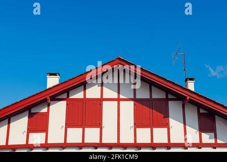 Edifici tipici dei Paesi Baschi. Architettura colorata di Euskadi. Foto Stock