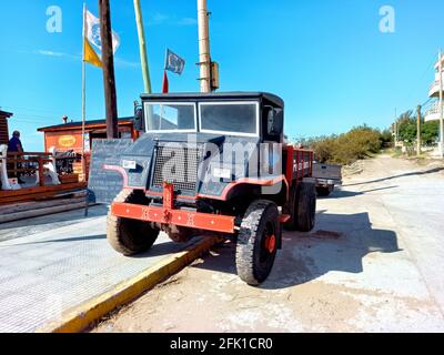 SANTA TERESITA, LA COSTA, BUENOS AIRES, ARGENTINA - 06 aprile 2021: Colpo di un vecchio camion blu restaurato 1940 Chevrolet Blitz ancora in uso per la pesca del rimorchio Foto Stock