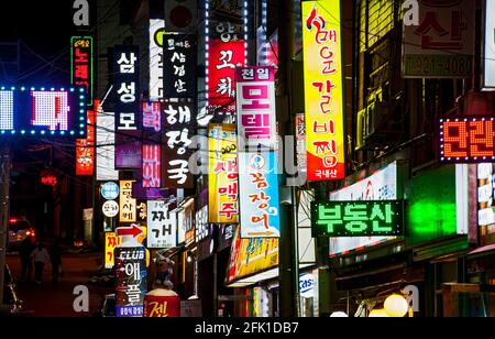 Cartelli al neon sul vicolo posteriore a Seoul Foto Stock