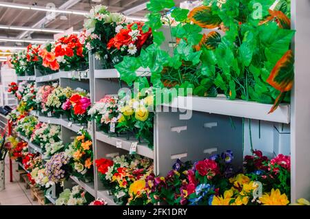 Fiori sono venduti sulla strada. Fiori artificiali per cimitero. Dettagli  del negozio di fiori. Fiori in plastica. Commercio in Russia Foto stock -  Alamy