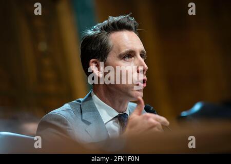 Washington, DC, Stati Uniti. 27 Apr 2021. Il senatore degli Stati Uniti Josh Hawley (repubblicano del Missouri), parla durante un'audizione della sottocommissione giudiziaria del Senato a Washington, DC, Stati Uniti, martedì 27 aprile, 2021. L'audizione sta esaminando l'effetto che gli algoritmi e le scelte progettuali delle società di social media hanno sugli utenti e sul discorso. Credit: Al Drago/Pool via CNP | Usage worldwide Credit: dpa/Alamy Live News Foto Stock