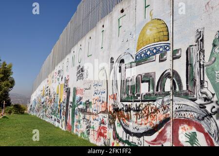 Muro di confine israeliano sul confine libanese-israeliano, Kfar Kila, Libano meridionale. Foto Stock