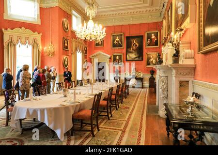 La sala da pranzo arredata presso il Weston Hall, Weston Park, Weston-under-Lizard, vicino a Shifnal, Staffordshire, Inghilterra, Regno Unito. Foto Stock