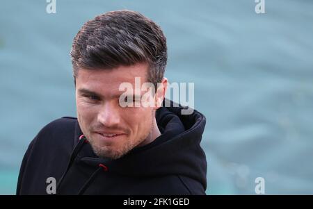 Norimberga, Germania. 27 Apr 2021. Calcio: 2 Bundesliga, 1. FC Nürnberg - Holstein Kiel, Matchday 29 al Max-Morlock-Stadion. Robert Klauß, allenatore di Norimberga prima della partita. NOTA IMPORTANTE: In conformità con le norme del DFL Deutsche Fußball Liga e del DFB Deutscher Fußball-Bund, è vietato utilizzare o utilizzare fotografie scattate nello stadio e/o della partita sotto forma di sequenze di immagini e/o serie di foto simili a video. Credit: Daniel Karmann/dpa/Alamy Live News Foto Stock