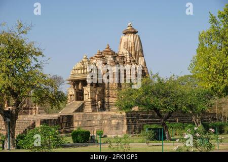 Il tempio Devi Jagadamba a Khajuraho, Madhya Pradesh, India. Fa parte del gruppo dei monumenti di Khajuraho, patrimonio dell'umanità dell'UNESCO. Foto Stock