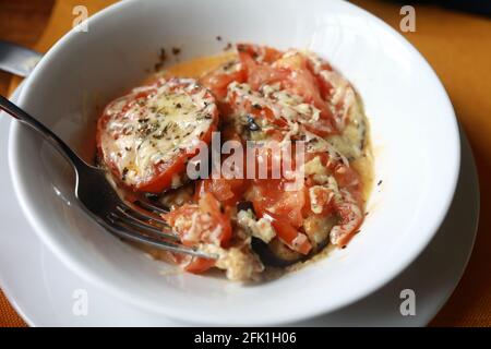 Melanzane con pomodori e formaggi nel ristorante turco Foto Stock