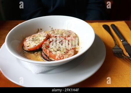 Melanzane al forno con pomodori e formaggi nel ristorante turco Foto Stock