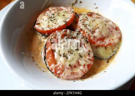 Patlicano con pomodori e formaggio sul piatto nel ristorante turco Foto Stock