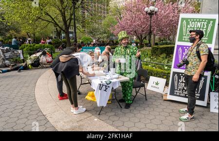 Gli attivisti della marijuana distribuiscono giunti liberi in Union Square Park a New York il "giorno 420", martedì 20 aprile 2021. Gli attivisti celebravano la legalizzazione della marijuana a New York distribuendo le articolazioni su presentazione della prova della vaccinazione COVID-19. (© Richard B. Levine) Foto Stock