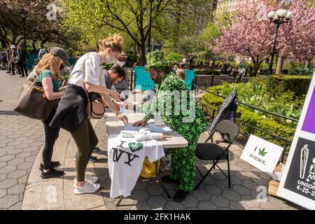 Gli attivisti della marijuana distribuiscono giunti liberi in Union Square Park a New York il "giorno 420", martedì 20 aprile 2021. Gli attivisti celebravano la legalizzazione della marijuana a New York distribuendo le articolazioni su presentazione della prova della vaccinazione COVID-19. (© Richard B. Levine) Foto Stock