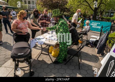 Gli attivisti della marijuana distribuiscono giunti liberi in Union Square Park a New York il "giorno 420", martedì 20 aprile 2021. Gli attivisti celebravano la legalizzazione della marijuana a New York distribuendo le articolazioni su presentazione della prova della vaccinazione COVID-19. (© Richard B. Levine) Foto Stock