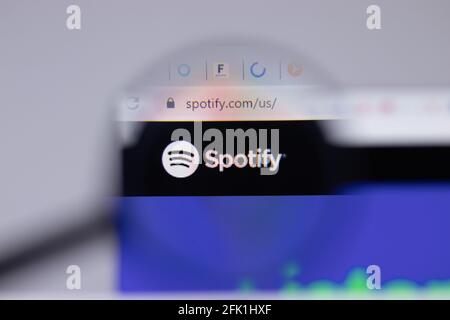 New York, USA - 26 Aprile 2021: Primo piano del logo Spotify sulla pagina del sito, Editoriale illustrativo Foto Stock
