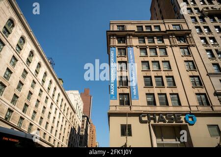 Un proprietario promuove la segnaletica su un edificio a New York venerdì 23 aprile 2021. Il cartello era stato precedentemente affittato da WeWork. (© Richard B. Levine) Foto Stock