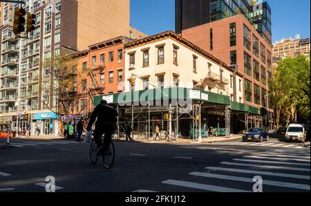 Appartamenti e vendita al dettaglio nel quartiere Chelsea di New York Lunedi, 26 aprile 2021. (© Richard B. Levine) Foto Stock