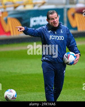 BRADFORD, REGNO UNITO. IL 27 APRILE John Vaughan, allenatore di portiere di Bradford City, importerà istruzioni durante la partita Sky Bet League 2 tra Bradford City e Salford City all'Utilita Energy Stadium di Bradford martedì 27 aprile 2021. (Credit: Michael driver | MI News) Credit: MI News & Sport /Alamy Live News Foto Stock