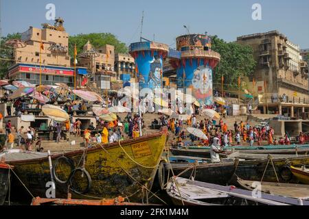 Varanasi, India - 2021 aprile: Persone al Ghat di Dashashwamedh a Varanasi il 5 aprile 2021 a Uttar Pradesh, India. Foto Stock