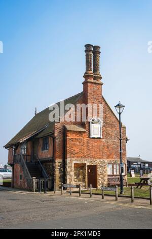 Aldeburgh Moot Hall, vista del 16 ° secolo Moot Hall, ora il museo della città, situato lungo il lungomare di Aldeburgh, Suffolk, Inghilterra, Regno Unito Foto Stock