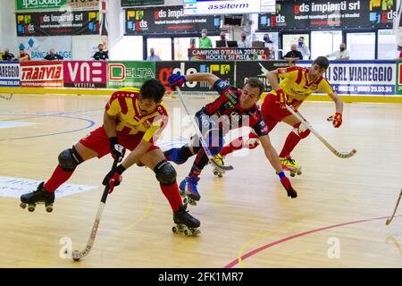 Forte dei Marmi, Italia. 25 Apr 2021. Finale della Coppa Italia, pista di hockey serie A1, Forte dei Marmi - Lodi. Un momento della partita con Lodi in fase di attacco (Foto di Federico Neri/Pacific Press) Credit: Pacific Press Media Production Corp./Alamy Live News Foto Stock