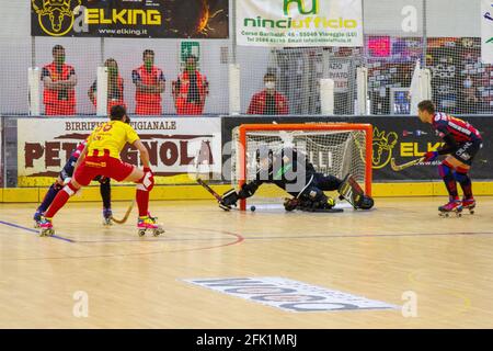 Forte dei Marmi, Italia. 25 Apr 2021. Finale della Coppa Italia, pista di hockey serie A1, Forte dei Marmi - Lodi. Un momento della partita con Forte dei Marmi in fase di attacco (Foto di Federico Neri/Pacific Press) Credit: Pacific Press Media Production Corp./Alamy Live News Foto Stock