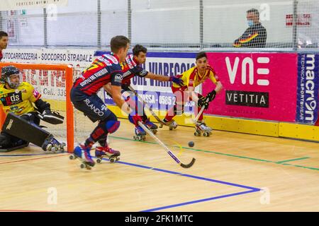 Forte dei Marmi, Italia. 25 Apr 2021. Finale della Coppa Italia, pista di hockey serie A1, Forte dei Marmi - Lodi. Un momento della partita con Lodi in fase di attacco (Foto di Federico Neri/Pacific Press) Credit: Pacific Press Media Production Corp./Alamy Live News Foto Stock