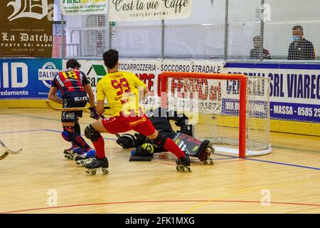 Forte dei Marmi, Italia. 25 Apr 2021. Finale della Coppa Italia, pista di hockey serie A1, Forte dei Marmi - Lodi. Il team Lodi celebra la vittoria dopo i colpi di penalità (Foto di Federico Neri/Pacific Press) Credit: Pacific Press Media Production Corp./Alamy Live News Foto Stock