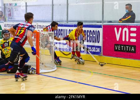 Forte dei Marmi, Italia. 25 Apr 2021. Finale della Coppa Italia, pista di hockey serie A1, Forte dei Marmi - Lodi. Un momento della partita con Lodi in fase di attacco (Foto di Federico Neri/Pacific Press) Credit: Pacific Press Media Production Corp./Alamy Live News Foto Stock