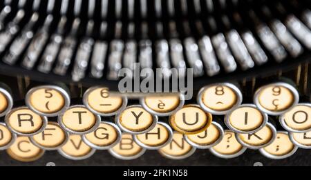 le chiavi di una vecchia macchina da scrivere visto dall'alto. Attrezzi meccanici per la scrittura. Giornalismo vecchio tempo Foto Stock