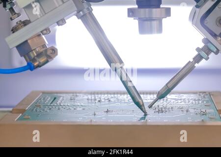 Processo di saldatura selettiva dei componenti sulla scheda a circuito stampato: Primo piano Foto Stock