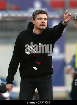 Norimberga, Germania. 27 Apr 2021. Calcio: 2. Bundesliga, 1. FC Nürnberg - Holstein Kiel, Matchday 29 al Max-Morlock-Stadion. Robert Klauß, allenatore di Norimberga, fornisce istruzioni. NOTA IMPORTANTE: In conformità con le norme del DFL Deutsche Fußball Liga e del DFB Deutscher Fußball-Bund, è vietato utilizzare o utilizzare fotografie scattate nello stadio e/o della partita sotto forma di sequenze di immagini e/o serie di foto simili a video. Credit: Daniel Karmann/dpa/Alamy Live News Foto Stock