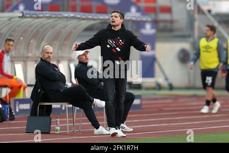 Norimberga, Germania. 27 Apr 2021. Calcio: 2. Bundesliga, 1. FC Nürnberg - Holstein Kiel, 29. giornata al Max-Morlock-Stadion. Robert Klauß, allenatore di Norimberga, guida la sua squadra. NOTA IMPORTANTE: In conformità con le norme del DFL Deutsche Fußball Liga e del DFB Deutscher Fußball-Bund, è vietato utilizzare o utilizzare fotografie scattate nello stadio e/o della partita sotto forma di sequenze di immagini e/o serie di foto simili a video. Credit: Daniel Karmann/dpa/Alamy Live News Foto Stock