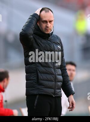 Norimberga, Germania. 27 Apr 2021. Calcio: 2 Bundesliga, 1. FC Nürnberg - Holstein Kiel, Matchday 29 al Max-Morlock-Stadion. Ole Werner, allenatore di Kiel, sta stringendo la testa. NOTA IMPORTANTE: In conformità con le norme del DFL Deutsche Fußball Liga e del DFB Deutscher Fußball-Bund, è vietato utilizzare o utilizzare fotografie scattate nello stadio e/o della partita sotto forma di sequenze di immagini e/o serie di foto simili a video. Credit: Daniel Karmann/dpa/Alamy Live News Foto Stock