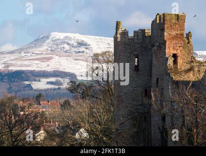 Ludlow Castello con una neve-capped Titterstone Clee, Shropshire. Foto Stock