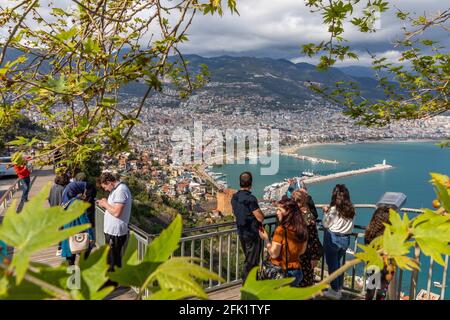 I turisti che guardano la costa della Baia di Alanya dalla terrazza di osservazione durante l'epidemia di coronavirus il 3 aprile 2021. Alanya, ex Alaiye, è un resort sulla spiaggia. Foto Stock