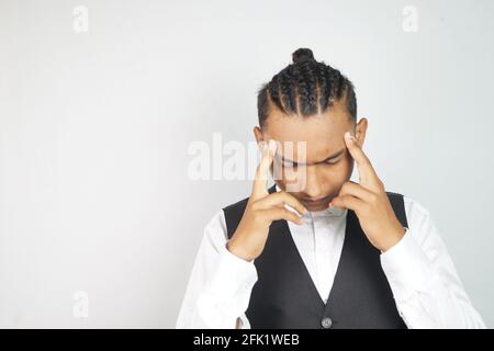 Bell'uomo indiano in abbigliamento formale profondamente pensando a un sfondo bianco Foto Stock