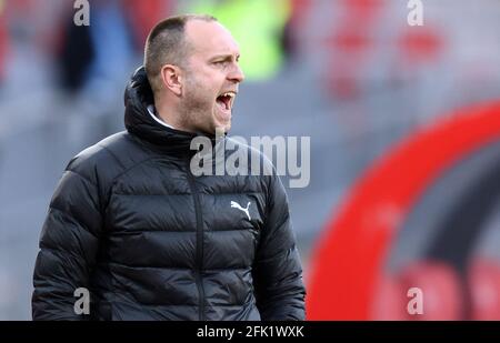 Norimberga, Germania. 27 Apr 2021. Calcio: 2 Bundesliga, 1. FC Nürnberg - Holstein Kiel, Matchday 29 al Max Morlock Stadium. Ole Werner, allenatore di Kiel, fornisce istruzioni. NOTA IMPORTANTE: In conformità con le norme del DFL Deutsche Fußball Liga e del DFB Deutscher Fußball-Bund, è vietato utilizzare o utilizzare fotografie scattate nello stadio e/o della partita sotto forma di sequenze di immagini e/o serie di foto simili a video. Credit: Daniel Karmann/dpa/Alamy Live News Foto Stock