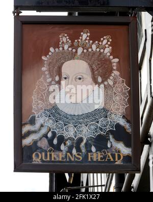 Tradizionale cartello da pub appeso alla Queens Head Public House, Brockhurst Road, Gosport, Hampshire, Inghilterra, REGNO UNITO Foto Stock