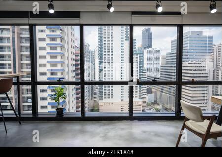 Città di uffici d'affari in centro da vuoto spazio di lavoro Temporaneamente chiuso a Bangkok Foto Stock